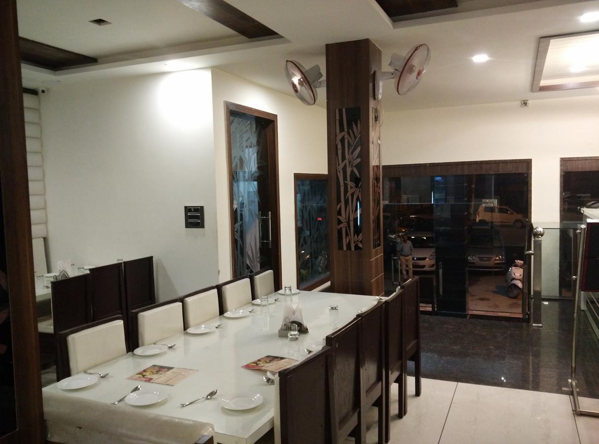 Hisār Hotel Karandeep מראה חיצוני תמונה